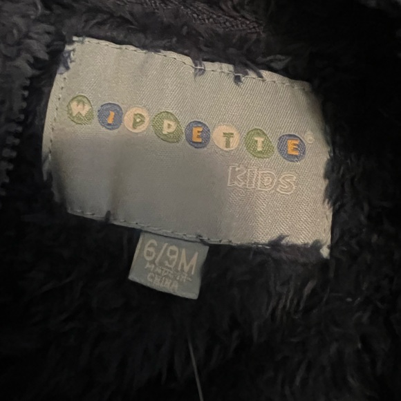 Brand new with tag!
Baby Footed Sherpa Fluffy Bodysuit
Size 6/9 Months - Picture 3 of 3